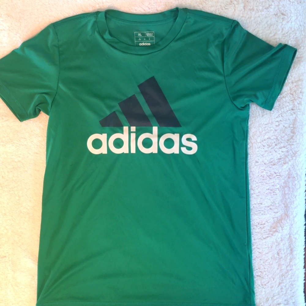Boys Adidas regular fit size extra large 18/20 quick dry t-shirt green